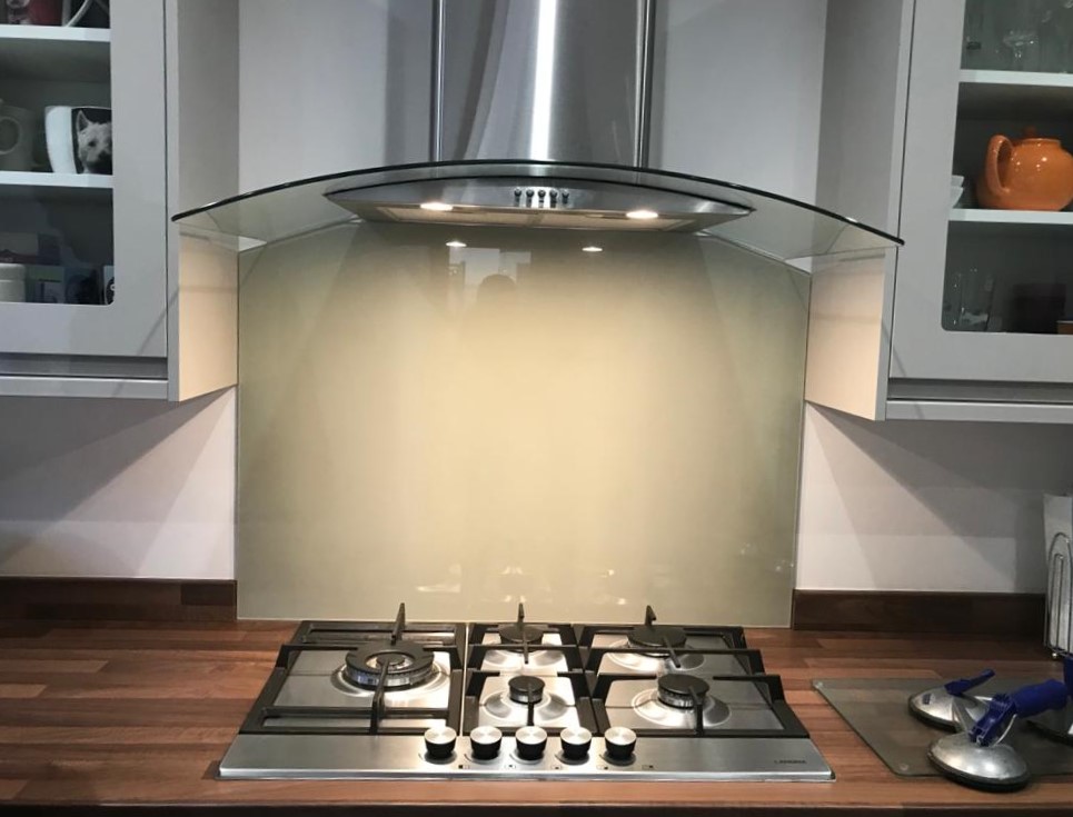 Glass cooker hob splashback